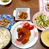 エビフライ　コーンスープ　きゅうりと竹輪のおかか和え　フライビーンズ　切り干し大根とひじきのサラダ|おさむん17さん