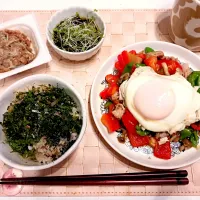 オイスター炒め目玉焼きのせ