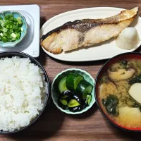 今日の朝ごはん（ごはんは千葉県産粒すけ、ぶりの塩焼、納豆、小松菜と里芋と椎茸のみそ汁、きゅうりとなす漬）|Mars＠釜飯作り研究中さん