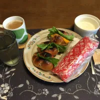 ロールパントーストサンドイッチ、オギノパンのあげぱん＆きな粉、ホットコーヒー、お冷、グラニュー糖入りヨーグルト(朝飯)|enarinさん