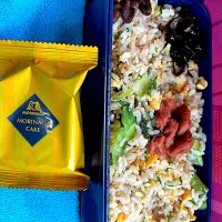 #昼飯　山椒昆布と梅とあずき豆6個黒豆3個乗せレタス小松菜玉子炒飯モリナガケーキクッキー添え弁当|ms903さん