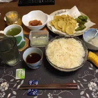 そうめん、大根おろし、じゃがいもの素揚げ,ししとうの唐揚げ,レンチンで茹でたウインナー、豆もやし、熱い日本茶、お冷、冷やしバナナ(昼飯)|enarinさん