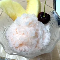 苺カルピスのかき氷　桃とアメチェ添え| もーやんさん