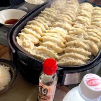 お夕飯　ホットプレートで大量餃子🥟千秋楽、餃子率が高い気がする　お相撲観ながら夫と餃子を包んでいます|renharuruさん