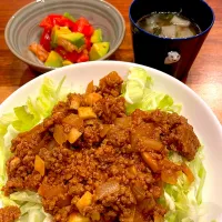 ハンバーグ？丼　トマトとアボカドのキムチ和え　野菜スープ|とゆあさん