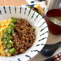 夕ご飯（7/27）
三食丼
かぼちゃ味噌汁
小松菜煮浸し
マカロニサラダ|さっちんさん