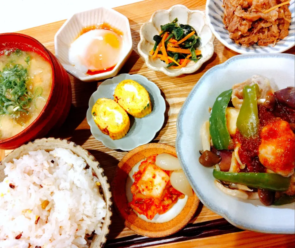 鶏肉と夏野菜のおろし煮、ほうれん草のバターソテー、玉子焼き、牛肉のしぐれ煮、温泉たまご、お味噌汁|samさん