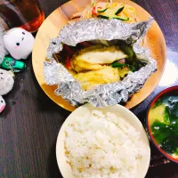 押し麦ご飯、わかめと豆腐のスープ、鶏ももと夏野菜のスパイスボイル蒸し、春雨サラダ|サトリさん