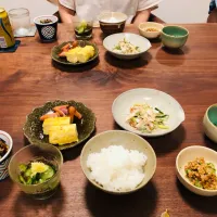 ひじきの煮物、だし巻き卵、タコさんウィンナー、もずく酢、ツナと竹輪の和え物、ほうれん草の胡麻和え、オクラ納豆|タロッカ主夫見習いさん