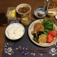 ご飯、エビフライ,コロッケ,茄子の素揚げ,じゃがいもとししとうの素揚げ、トマト,レタス、もつ煮込み、豆もやし、大根おろし、六条麦茶(夕飯)| enarinさん