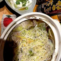 TV版 名探偵コナン を観ながら #夕飯　ポークきのこネギキャベツ鍋、ねこぶ出汁ネギ冷奴|ms903さん