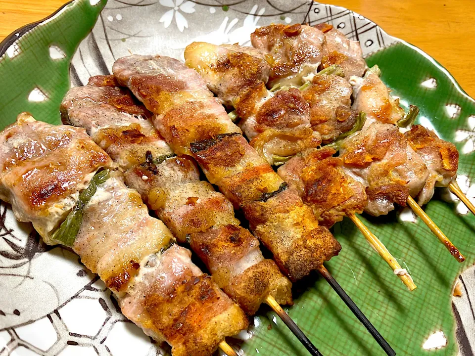 チョイ焼きすぎだった お肉屋さん手切り、手刺しの豚バラ、ねぎま、塩味で焼きました|🐈⸒⸒⸒⸒つるのダンス🐈🐾さん