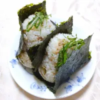 7/27の夜勤弁当
おにぎり弁当🍙
キュウリの漬け物と鶏そぼろの混ぜ込みおにぎり|卯月さん