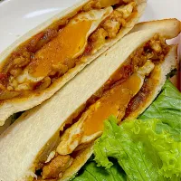 「大豆のお肉」＆鶏ムネ肉のミンチのキーマカレーと玉子のホットサンド|サンドウィッチ伯爵さん