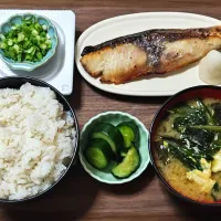 今日の朝ごはん（押麦ごはんにぶりの塩麹漬、納豆、ほうれん草とわかめと卵のみそ汁、きゅうりとなす漬）|Mars＠釜飯作り研究中さん