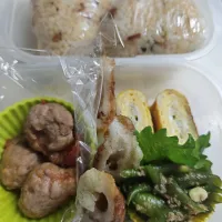 ☆高校生弁当☆もち麦入り鰻お握り、ミートボールトマト、シラス卵焼き、竹輪磯揚げ、インゲンごま和え|ｼｮｺﾗさん