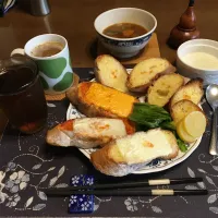 石窯バタールのチーズトースト＆ガーリックトースト＆トースト、沢庵、もつ煮込み、ホットコーヒー、烏龍茶、グラニュー糖入りヨーグルト(朝飯)|enarinさん