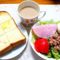 7/28の朝食☀️🍴
トーストとサラダ|卯月さん