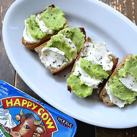 「ハッピーカウクリームチーズ　プレーン・ハーブ」を使ってみたSnapdishの料理・レシピ写真:そら豆枝豆ペーストとクリームチーズのブルスケッタ