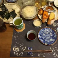 そうめん、石窯バタールの各トースト、塩にぎり、ツナマヨおにぎり、梅しそおにぎり、コロッケ、沢庵、豆もやし、熱い日本茶、六条麦茶、グラニュー糖入りヨーグルト(昼飯)| enarinさん