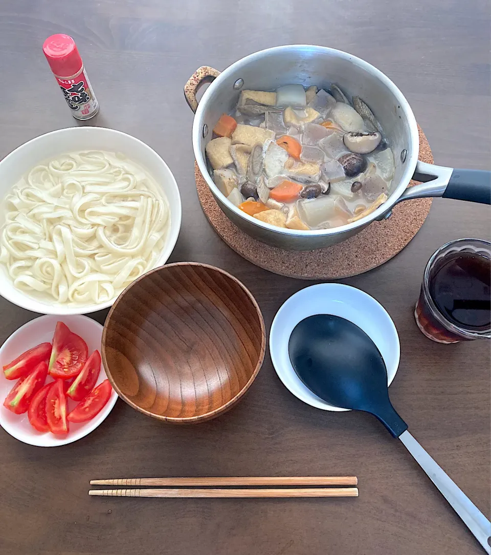 根菜、きのこ、こんにゃくたっぷりのけんちん釜揚げきしめん。週末にあちこち出かけては外食して体重が2キロも増えてしまいました。低カロリーかつ食物繊維豊富なダイエット&腸活メニューです。出勤前に煮込み冷蔵庫で寝かせて味をしっかり具材に染み込ませました。今日も名古屋は猛暑日。暑い時には熱いものを🥵|なびさん