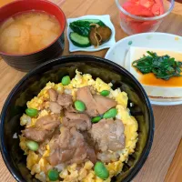 ☆鶏照り焼き丼　☆冷奴　☆野菜味噌汁　☆キュウリ辛子漬け　☆トマト|chikakoさん