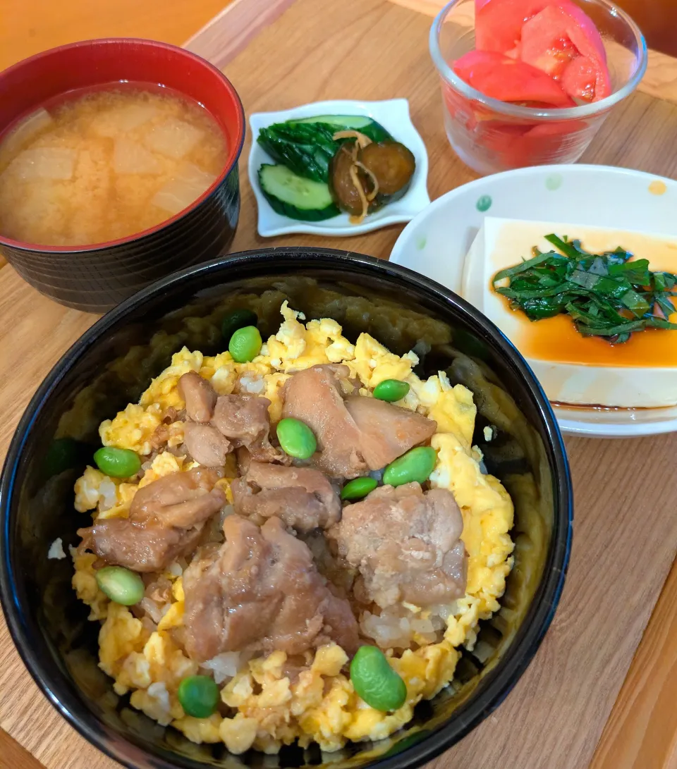 ☆鶏照り焼き丼　☆冷奴　☆野菜味噌汁　☆キュウリ辛子漬け　☆トマト|chikakoさん