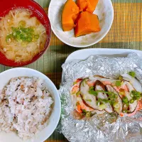 鮭のホイル焼き♡かぼちゃの煮物♡お味噌汁♡|まゆかさん