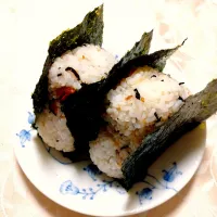 7/28の夜勤弁当
梅干しとひじき塩昆布の混ぜ込みおにぎり|卯月さん