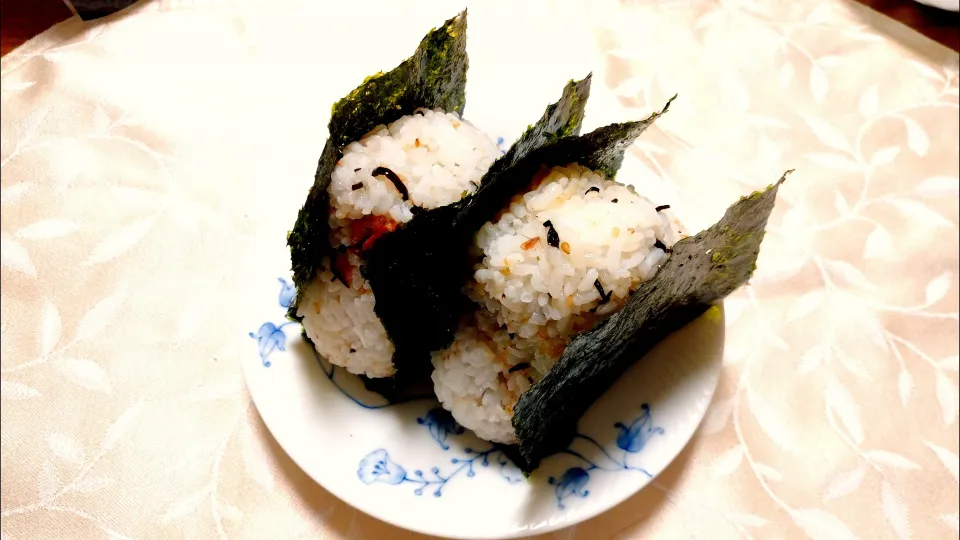 7/28の夜勤弁当
梅干しとひじき塩昆布の混ぜ込みおにぎり|卯月さん