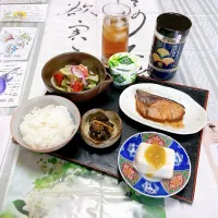 grandmaの晩ごはん☆ 今夜はぶりの煮付けと冷奴に梅だれを…キャベツなどで酢の物…味付け海苔で頂きます|kaoriさん