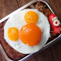 漢の…自分用🍱目玉焼き付きそばめしバーグ弁当|ᵏᵒᵘさん
