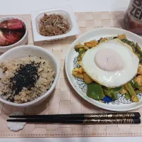 カレーケチャップ炒め目玉焼きのせ(鳥胸肉、ピーマン、小松菜、シメジ、)|さくらまるさん