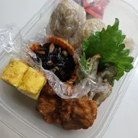 ☆高校生弁当☆もち麦入りシラス青のりお握り、竹輪磯揚げ、ひじき、唐揚げ、シラス卵焼き、蒟蒻ゼリー|ｼｮｺﾗさん