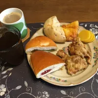 ジャムパン、うぐいすあんぱん、レモンクリームクロワッサン、チョコチップパン、お店の鳥の唐揚げ、沢庵、ホットコーヒー、六条麦茶、バナナ(朝ご飯)|enarinさん