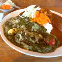 ほうれん草チーズ🥬🧀と大辛チキンのあいがけ🍛🌶️🔥味玉トッピング🥚ピクルスマシマシ🥒|buhizouさん
