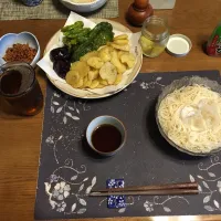 ひやむぎ、マルコメさんの大豆のお肉ミンチタイプの味噌そぼろ、素揚げ(じゃがいも,ピーマン,ししとう,なす)、沢庵、烏龍茶(昼飯)| enarinさん