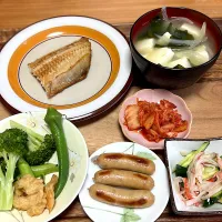 ほっけ　ブロッコリー　オクラ　能登揚げ　ソーセージ　キムチ　きゅうりみょうがカニカマ和え　玉ねぎ豆腐わかめ味噌汁|🍮ぷりぷりざえもん🍮さん