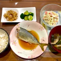 つばすの煮付け　小松菜と舞茸の中華スープ　キャベツとカニかまのサラダ　塩だれたたききゅうり　大根と蒟蒻の豚バラきんぴら|おさむん17さん