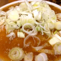 【8/8頃までの限定】 
渡なべ 
旭川ラーメン正油 焦がしアブラ
 (1,100円)
＋ネギ増し (150円)
@高田馬場7分、西早稲田 
25200
〈醤100塩30噌󠄀17タ7昆9出9F11
冷16混1〉|大脇さん