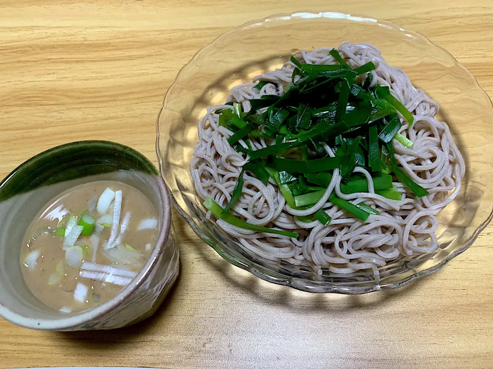 ニラ蕎麦ゴマだれで。|料理好きなじいさまさん