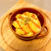 ジャガイモのチーズ焼き　シラチャーソース