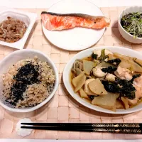 焼き鮭、鳥胸肉と大根と小松菜の煮物|さくらまるさん