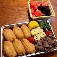 2025.7.30 息子合宿弁当　◎お稲荷さん　◎焼肉　◎卵焼きネギ入り　◎とうもろこし　◎オクラの胡麻和え　◎すいかとぶどう|goroさん