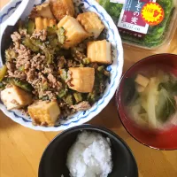 ゴーヤと厚揚げと豚ひき肉の炒めもの、小松菜と油揚げの味噌汁、青しその実| さきさん