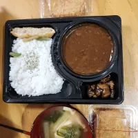 カレー弁当、コロッケ、ハムカツ、小松菜と油揚げの味噌汁|さきさん