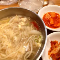 【1992年創業】 
辰屋 （ヂンガ） 
カルグクス（キムチ/カクテキ/
大根水キムチ付き、1,260円） 
＋とうもろこしひげ茶 (330円)
＠新大久保4分
25201
〈醤100塩30噌󠄀17タ7昆9出9F12
冷16混1〉|大脇さん