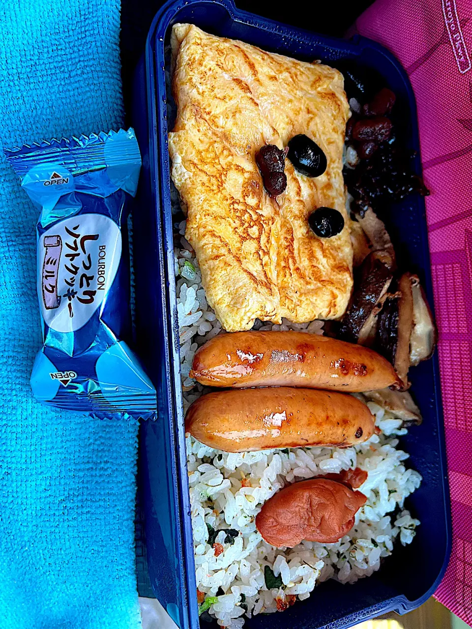 #昼飯　豆の顔チーズオムレツとからしマヨ昆布と梅とウインナー2本とあずき豆6個黒豆3個乗せ海の恵み混ぜご飯しっとりソフトクッキー添え弁当|ms903さん