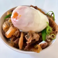 すき焼きの残りで温玉すき焼き丼| オーロラさん