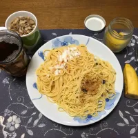 明太クリームパスタ、和風パスタ、沢庵、カットワカメ＆フライドガーリック＆フライドレッドオニオン＆乾燥スライスニンニク入りタマネギスープ、烏龍茶、バナナ(昼飯)| enarinさん